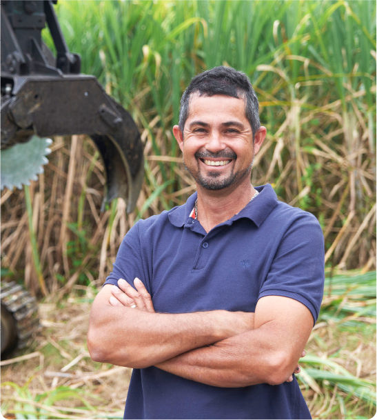 Agriculteur récoltant la canne à sucre dans un champ à La Réunion